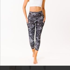 Zyia Black Camo Metallic Pocket Light n Tight Hi-Rise Capri 20"